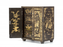 475.  Cabinet para objetos de colección, en madera lacada con decoración de chinoiseries en dorado.China, Cantón, mediados del S. XIX.