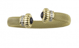 369.  Brazalete de malla flexible, con brazos abiertos rematados con piezas a modo de calabaza gallonada, abrazadas por aros de brillantes y coronadas con zafiros cabuchón