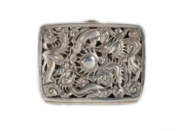 1325.  Caja china en plata calada para la exportación a Europa, con decoración de dragonesCon marca LW, Luen Wo (Shangai) circa 1880 - 1925