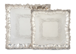 1140.  Lote de dos bandejas cuadradas de plata con decoración grabada y cincelada con hojas. Con marcas.España, S. XX.