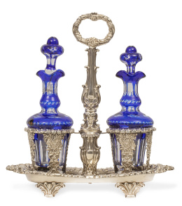 1129.  Recado de vinagreras Luis Felipe, de plata con soportes de cristal de bohemia en azul. Con marcas ley 950.Francia, h. 1840.