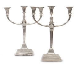 651.  Pareja de candelabros de plata de tres brazos de luz, en estilo inglés de Adam. Ley 916.Joyería Roca, Barcelona, primer cuarto del S. XX.