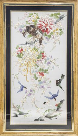 1177.  Bordado de "Manila" de hilos color en seda, sobre seda, con decoración de aves y peonías.China, S. XIX.