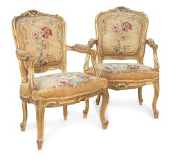 1179.  Pareja de sillas de brazos de estilo Luis XV de madera tallada y dorada, con tapicería de Aubusson.Trabajo francés, último cuarto del S. XIX.