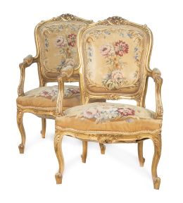 1178.  Pareja de sillas de brazos de estilo Luis XV de madera tallada y dorada, con tapicería de Aubusson.Trabajo francés, último cuarto del S. XVIII.