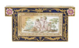 856.  Placa en pasta tierna pintada y dorada. Sin marcas.Buen Retiro (1784-1803)