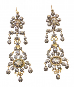 9.  Pendientes largos S. XVIII de diamantes de talla rosa en motivos florales articulados y con lágrimas colgantes