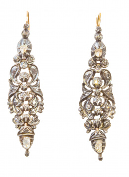 8.  Pendientes largos S. XVIII de diamantes talla rosa en motivos de roléos articulados 