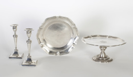 868.  Pareja de candeleros neoclásicos en plata punzonada.Con marca de localidad (Méjico) y punzonadas con otras marcas: localidad (Cádiz); artífice (Cortés), y fecha (1828)Interesante marcaje que pone de 0manifiesto las normas comerciales de la platería entr.