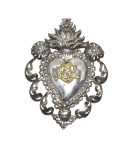 405.  Pectoral de Virgen de plata en su color con forma del Sagrado Corazón de Jesús, con iniciales aplicadas en plata dorada.Trabajo español, ffs. del S. XIX..