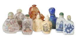 704.  Conjunto de nueve "snuff bottles", de porcelana esmaltada, ágata tallada, lapislázuli grabado, hueso o pintados bajo cristal, alguno a la manera de Liu Shouben.China, S. XIX - XX.