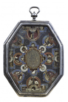 1068.  Relicario octogonal montado en plata, papel pintado, dorado  y carey grabado con la Inmaculada, en el reverso, un vitral que alberga reliquias de distintos santos.Trabajo mejicano, S. XVIII.