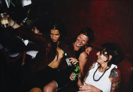 1040.  NAN GOLDIN (Washington, D.C., Estados Unidos, 1953)Valérie, Axelle and Joanna at Le Pulp, 1999