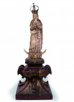 1071.  “Virgen Inmaculada” Escultura en marfil tallado, parcialmente dorado y policromado. Sobre doble base de madera tallada policromada y dorada. Corona de latón dorado. Escuela Hispano-filipina S. XVII..