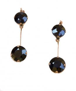 23.  Pendientes largos con cristales negros facetados en oro de 14K