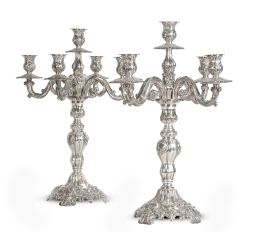 632.  Pareja de candelabros de plata de cinco brazos de luz, con decoración repujada de frutos.España, segunda mitad del S. XX.