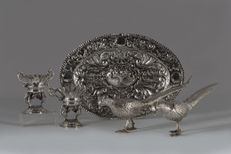 412.  Pareja de faisanes de plata cincelada y repujada, con marcas.España, mediados del S. XX.