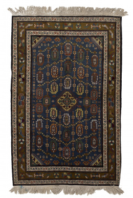 547.  Alfombra Kazak Shirvan, campo de color azul marino con decoración de “bothets” y cenefa decorada con pájaros y motivos florales esquematizados.Cáucaso, región de Daghestan, h. 1900..