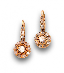 4.  Pendientes largos s XIX con rosetones de diamantes que penden de línea de diamantes.