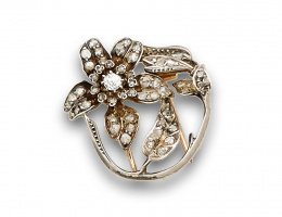 32.  Broche con  flor de brillante y diamantes en oro con frente de platino