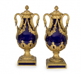 1285.  Pareja de copas de porcelana esmaltada en azul real y bronce dorado.Trabajo francés, segunda mitad del S. XIX.