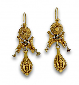 8.  Pendientes largos extremeños s.XIX con tres cuerpos en filigrana de oro de 14 K y esmaltes