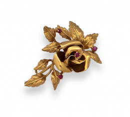 55.  Broche con rosa y rama con rubíes en oro rosa de 18K.