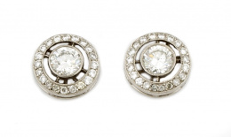 229.  Pendientes ojo de perdiz de brillantes con centros que suman 1,30 ct. aprox y orla que suma 0,85 ct. aprox, en montura de platino