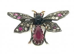 675.  Broche S.XIX en forma de mariposa con rubelitas y diamantes en montura de oro de 14K. con frente de plata