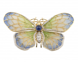 410.  Broche mariposa de esmalte plique-à-jour entonos graduados de verde a marfil y azul celeste, con zafiro cabuchón central y brillantes en perfil exterior de alas