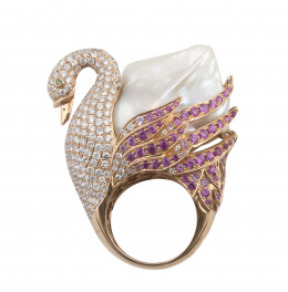 224.  Sortija cisne de BVLGARI con gran perla barroca, brillantes y rubíes ,realizada en bulto redondo, con montura en oro rosa de 18K