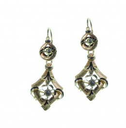 28.  Pendientes largos victorianos S. XIX con rombo grande colgante que pende de círculo, con diamantes y esmalte negro