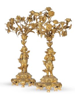 676.  Pareja de candelabros de cinco brazos de luz de bronce dorado mezclados con  varas de azucena de bronce dorado.Trabajo francés, ff. del S. XIX - pp. del S. XIX.