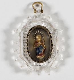 874.  Medalla devocional de esmalte y cristal de roca, con dos vitrales; interior alberga figura en bulto redondo de la Inmaculada.Trabajo milanés?, S. XVIII - XIX..