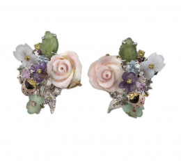 220.  Pendientes de la firma italiana SANTAGOSTINO con diseño en volumen de rosas de piel de ángel, combinadas con flores de amatistas, jade ,brillantes, piedras preciosas y mariquitas esmaltadas