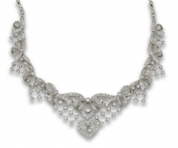 646.  Collar de brillantes y diamantes baguette y perilla estilo belle époque en oro blanco de 18K. Con diseño de lazos y celosías y corazón central desmontable