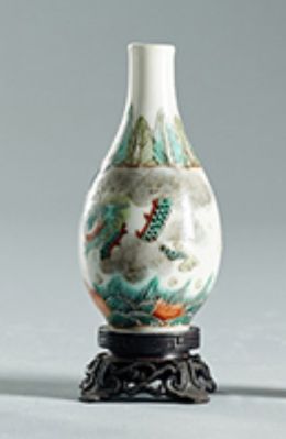 1164.  Snuff bottle de porcelana esmaltada.China, S. XVIII-XIX.