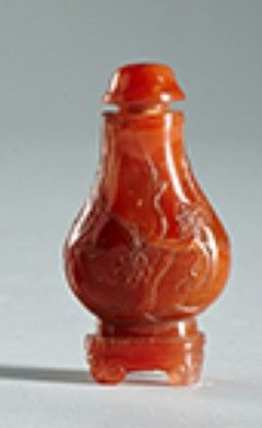 1165.  Snuff Bottle en jade naranja con decoración talladaDinastía Quing, S. XVIII - XIX