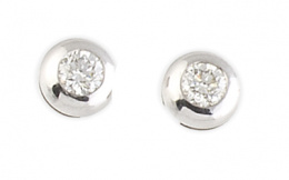 713.  Pendientes dormilonas con brillantes en chatones de oro blanco de 18K