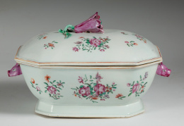 464.  Sopera en porcelana de Compañía de IndiasChina, Dinastía Qing, periodo Qianlong, mediados S. XVIII