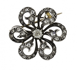 19.  Broche flor portugués de ff. S. XIX con brillante central de talla antigua de 0,40 ct aprox. rodeado de pétalos de diamantes