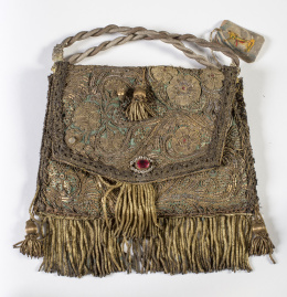 849.  Bolso de seda verde con flores bordadas, abalorios y cristales aplicados.Leyenda que dice “Recuerdo de España, 1898”..