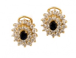 161.  Pendientes con zafiro oval y doble orla de circonitas en oro amarillo de 18K.