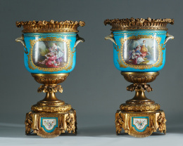 346.  Pareja de jarrones a la manera de Sévres en porcelana de París, montados en bronce con escenas galantes en reservas a la manera de Watteau, reverso con reservas decoradas con pájaros, base con placas de porcelana con flores.Trabajo francés, segunda mitad.