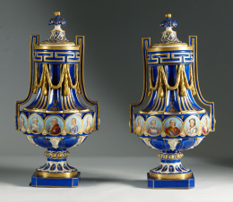1376.  Pareja de jarrones con tapa de porcelana esmaltada de azul real y dorada.Francia, S. XIX.