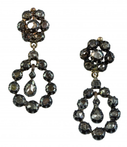 6.  Pendientes largos S. XVIII - XVX de diamantes,con rosetón superior del que pende forma de gota con lágrima colgante en su interior