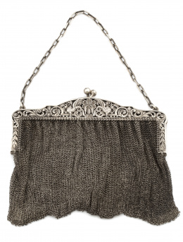 633.  Bolso en malla de plata c 1920, con boquilla decorada por Aves Fénix y motivos vegetales calados combinados.