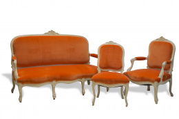762.  Juego de sofá, dos butacas y una silla estilo Luis XV en madera tallada y pintada de blanco y tapizada en terciopelo naranja.Trabajo español, segunda mitad S. XIX