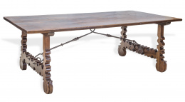 1241.  Mesa de comedor en madera de nogal, siguiendo modelos de “pata de lira” del S. XVIII.Trabajo español, S. XIX - XX.