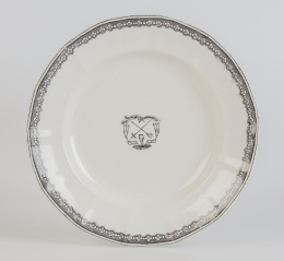 652.  Plato de cerámica estampada con escudo cardenalicio.Sargadelos, tercera época (1845-1862)Con marca estampada.